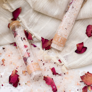 مجموعة هدايا أملاح الاستحمام النقية 100% من S&Soak، أملاح البحر الميت والهيمالايا الصديقة للبيئة، مع بتلات الزهور العطرية الجافة برائحة الورد واللافندر والأعشاب - Product Image 5