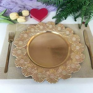 Venta al por mayor <span class=keywords><strong>de</strong></span> fábrica: <span class=keywords><strong>Platos</strong></span> <span class=keywords><strong>de</strong></span> plástico dorados <span class=keywords><strong>de</strong></span> 13 pulgadas con diseño <span class=keywords><strong>de</strong></span> flor <span class=keywords><strong>de</strong></span> coral para bodas y banquetes (para colocar debajo del plato) - Product Image 5
