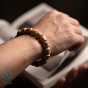 กำไลข้อมือไม้กฤษณาเวียดนามแท้แบบขายส่ง อายุเกิน 25 ปี ขนาด 12 มม. 17 เม็ด รุ่น AL-Lu12-001 สไตล์มินิมอล ทำมือ สำหรับทั้งชายและหญิง - Product Image 2