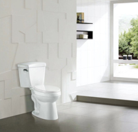 WC en céramique, piège en S, cuvette allongée à double chasse d'eau, deux pièces pour la salle de bain de l'hôtel.