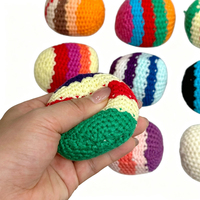Ensemble de footbags faits main : sacs à pieds tricotés multicolores et balles de jonglage au crochet pour lancer et frapper