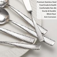Ensemble de spatules à gâteau, couteaux à beurre, fourchettes et cuillères en acier inoxydable martelé de luxe moderne pour la restauration et les événements (vente en gros)