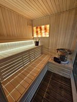 Sauna extérieur en bois massif au design moderne, avec dalles de sel de l'Himalaya, salle de repos panoramique en verre et poêle à vapeur de 9 kW en cèdre.