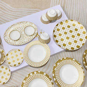 Vente en gros de 41 pièces d'assiettes à dessert en porcelaine de style européen et de services de table en porcelaine fine à carreaux dorés de luxe - Product Image 2