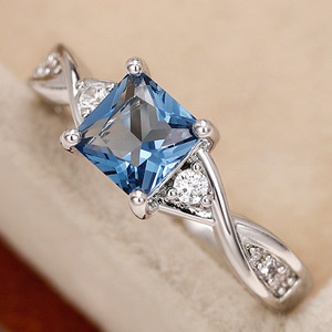 Elegante Anello di Fidanzamento Classico Quadrato in Ottone con Pietra Blu per Donne, Design Scintillante con Incastonature, Gioiello Regalo - Product Image 2