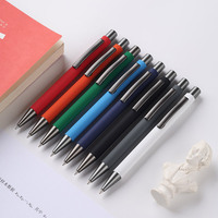 Stylos à bille personnalisés orange avec une largeur d'écriture de 1,0 mm, finition douce au toucher, métal recouvert de caoutchouc, faible MOQ, stylos à bille promotionnels avec logo