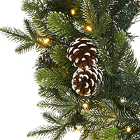 Couronne de Noël artificielle pré-éclairée de 60 cm avec pointes enneigées et pommes de pin pour décoration de porte d'entrée des fêtes - Vente en gros