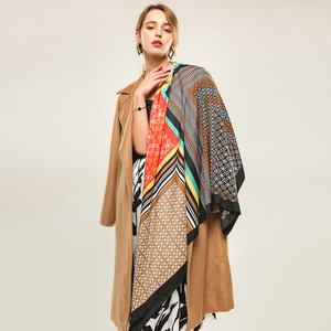 Écharpe carrée en twill satiné avec motif nœud – Châle doux effet soie, foulard personnalisé pour femme - Product Image 4