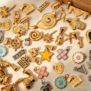 ของตกแต่งมินิสุดชิค |   จี้กันน้ำรูปเปียโน, โน้ตดนตรี, <span class=keywords><strong>ไมโครโฟน</strong></span>, ต้นปาล์ม, เปลือกหอยชายหาด ทำจากสแตนเลสสตีลชุบทอง 18k PVD - Product Image 1