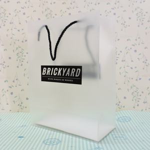 Bolsas de Regalo de Plástico PP PVC Esmerilado con Asas para Compras, Impresión de Logotipo Personalizada - Product Image 2