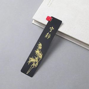 Marcador de metal ecológico de gama alta personalizado con patrón de dibujos animados de borlas fundición a presión - Product Image 1