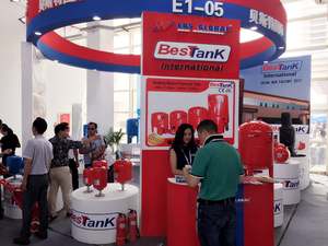 Красный вертикальный резервуар высокого давления с ножками для водяного насоса - Product Image 5