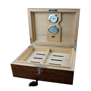Humidor en bois de noyer peint avec grain de bois, technique de laque, hygromètre et humidificateur, vente en gros - Product Image 3