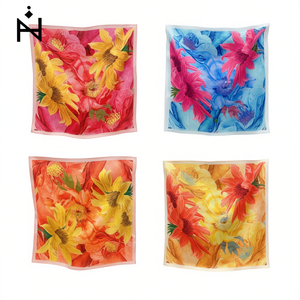 Fazzoletto quadrato mini floreale 70x70 cm con stampa colorata per donna, accessorio moda - Product Image 1