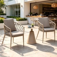 Chaise de salle à manger moderne d'extérieur en aluminium empilable et imperméable avec coussin pour hôtel, idéale pour les villas, patios et restaurants