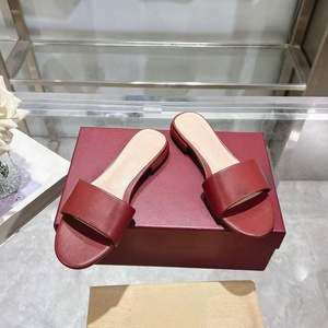 รองเท้าหนังดีไซน์เนอร์คุณภาพสูง ลายเรียบง่าย สวมใส่สบาย กันลื่น จากแบรนด์ดัง รองเท้าส้นแบน - Product Image 6