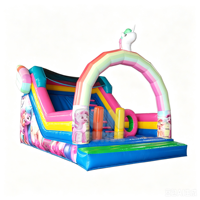 Parc d'attractions avec toboggan sec sur le thème de la licorne et jeux d'équipe