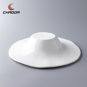 Assiette ronde en forme de chapeau en <span class=keywords><strong>porcelaine</strong></span> blanche avec motif évidé Assiette à soupe Assiette à gâteau Assiette de banquet - Product Image 6