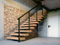 Escalier de villa moderne à une seule rampe avec garde-corps en verre, gain de place, pour grenier intérieur