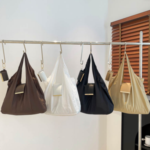 Bolso de hombro plegable de nailon para mujer, tipo tote grande, ecológico, con accesorios colgantes, venta al por mayor - Product Image 1