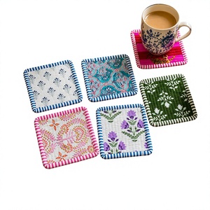 Ensemble de dessous-de-verre en coton matelassé faits à la main, motifs floraux, réversibles, dessous-de-verre en tissu, cadeau de déménagement, décoration d'intérieur - Product Image 1