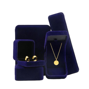 Caja de Joyería Hexagonal de Terciopelo Personalizada con Cierre de Llave para Guardar Collares, Anillos y Pendientes de Boda - Product Image 1
