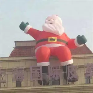 屋外のクリスマスの装飾のための屋根のインフレータブルサンタクロース座っている建物の屋根の売れ筋のクリスマスの装飾