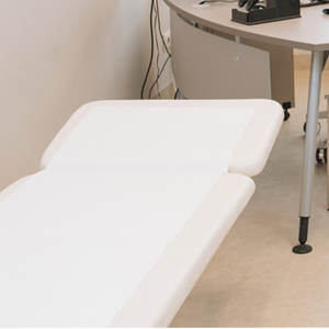 แผ่นกระดาษตรวจทางนรีเวชแบบใช้แล้วทิ้งม้วนสำหรับโรงพยาบาลโรงแรม26ปีแบบเรียบโรงงาน OEM - Product Image 4