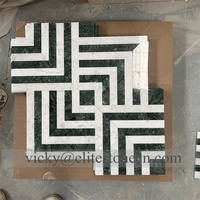 Mosaïque géométrique en pierre sans joint, en marbre vert foncé Verde Alpi et blanc Carrara, pour la décoration des murs et des sols
