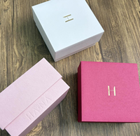Boîte à bijoux avec couvercle et base, boîte rose, laminage mat, logo estampé à chaud, vente en gros, haute qualité