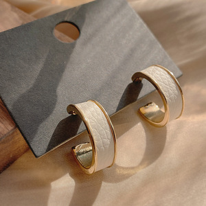Pendientes de mujer al por mayor, modernos y a la moda, elegantes y versátiles pendientes de cuero, pendientes únicos y creativos. - Product Image 3