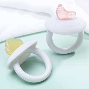 Anillo mordedor de silicona para bebés de 0 a 24 meses con diseño de nube y luna - Product Image 2