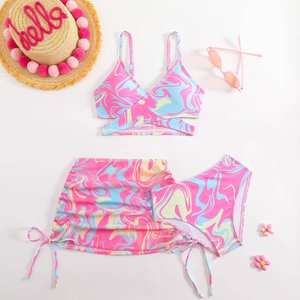 Ensemble <span class=keywords><strong>de</strong></span> maillots <span class=keywords><strong>de</strong></span> <span class=keywords><strong>bain</strong></span> pour enfants <span class=keywords><strong>de</strong></span> 3 pièces aux couleurs vives - Haut <span class=keywords><strong>de</strong></span> bikini croisé devant, bas à cordon et jupe <span class=keywords><strong>de</strong></span> plage pour enfants - Product Image 1