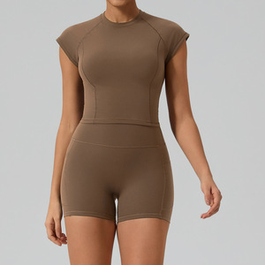 Ensemble 2 pièces de yoga et fitness pour femmes, séchage rapide, polyester/nylon, col rond, taille élastique, haut à manches courtes, short, dos ouvert, OEM ODM - Product Image 5