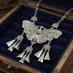 Collar de mariposa grande de plata Miao con diseño calado, estilo étnico <span class=keywords><strong>Hmong</strong></span>, con borlas y conos, joyería bohemia vintage para festivales - Product Image 1