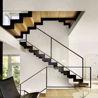 Garde-corps en verre d'escalier en bois et acier à double faisceau denté et durable personnalisable pour une utilisation intérieure moderne d'appartement en duplex et de loft d'hôtel