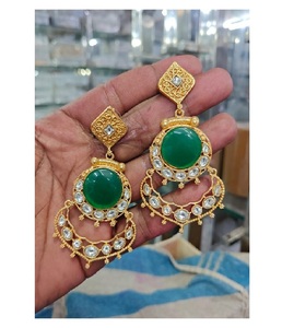 Elegantes Pendientes Chandbali Chapados en Oro con Diseño de Piedras Incrustadas y Detalles Intrincados de Kundan para Bodas, Fiestas y Eventos Festivos - Product Image 1