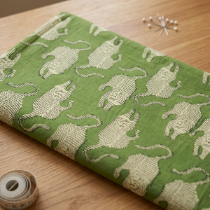 Tela 100% algodón verde con estampado a mano, diseño de tigre de Jaipur, material textil de algodón estampado para camisas y vestidos - Product Image 2