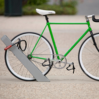Support de vélo incliné moderne en métal robuste pour stationnement au sol, idéal pour les rues, les parcs et les écoles