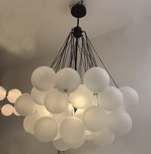 <span class=keywords><strong>Lampadario</strong></span> Moderno Personalizzato <span class=keywords><strong>con</strong></span> 37 <span class=keywords><strong>Sfere</strong></span> di Vetro, Grande Dimensione, in Ferro Dorato o Nero (D715-37) - Product Image 1