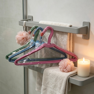 Cintres à vêtements en fil métallique antidérapants aux couleurs vives, réutilisables pour le séchage et l'organisation des vêtements - Product Image 3