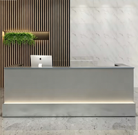 Bureau d'accueil minimaliste moderne avec logo personnalisé et éclairage LED pour hall d'entreprise
