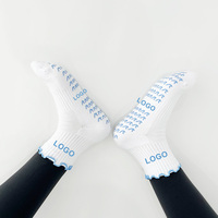 Chaussettes de yoga en coton blanc avec logo personnalisé, chaussettes antidérapantes bleu clair pour femmes, chaussettes à volants pour la salle de sport, l'entraînement et le studio