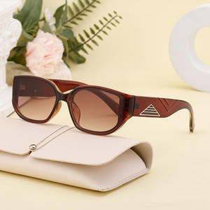 Gafas de sol de montura pequeña de estilo europeo americano hechas a medida para mujer, lentes de PC negras, protección UV400, moda de Instagram - Product Image 2