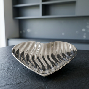 Plateau de fête en aluminium poli de luxe en forme de cœur - Léger et compatible micro-ondes - Product Image 4