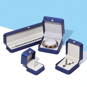 صناديق مجوهرات فاخرة بالجملة مصنوعة من الجلد الصناعي بتصميم التاج الملكي مع إضاءة LED للقلادات والأقراط والخواتم والأساور - Product Image 2