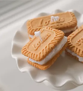 2022 새로운 디자인 간장 왁스 수제 향기로운 음식 비스킷 쿠키 모양의 촛불 두 크기 상자