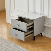 Table de chevet moderne gris clair avec plateau en pierre frittée, 2 tiroirs, poignées métalliques triangulaires, armoire de nuit en bois pour chambre à coucher