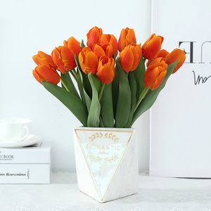 Tulipe <span class=keywords><strong>Artificielle</strong></span> Classique Simple et Élégante Hydratante pour la Décoration Florale des Villas, Jardins, Terrasses et Aménagements Paysagers - Product Image 1