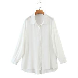 Camisa Blanca Transparente de Protección Solar para Mujer Runqi N8633, Color Sólido, Corte Holgado, UPF 50, Talla Grande - Product Image 2